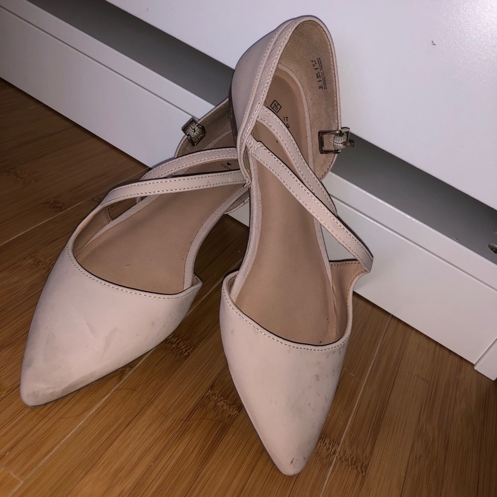 Women pointy toe flats.